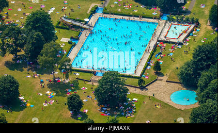 Piscine extérieure Werne avec piscine, pataugeoire et des bains de soleil à l'ombre, Dortmund, Ruhr, Rhénanie du Nord-Westphalie, Allemagne Banque D'Images