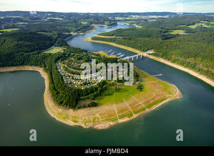 Niveau d'eau baisse dans le Biggetalsperre pour la réparation du barrage dans la ville de Attendorn agissant comme un mur de barrage, Olpe, Sauerland, Biggetalsperre, Bigge, Biggesee, Ruhrverband, Rhénanie du Nord-Westphalie, Allemagne Banque D'Images