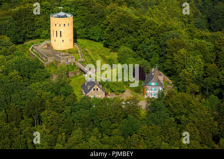 Ginsburg près de Grund avec maison à colombages dans le Siegerland, Heimbach, Rothaargebirge, au sud de la Westphalie, Rhénanie-Palatinat, Allemagne Banque D'Images