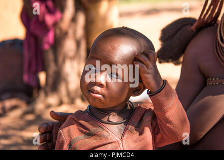 Enfant Himba sur les genoux de la mère Banque D'Images