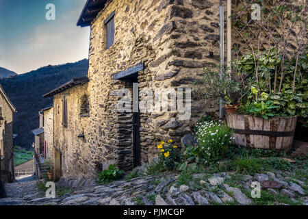 Dans le centre du village d'Evol, on construit des maisons d'ardoise, Les Plus Beaux Villages de France, Banque D'Images