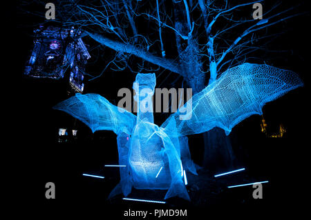 Le 'Il etait Une fois' installation à partir de Cedric à l'intérieur de la Verdure de Jardins du Beffroi à Mons, au cours de la soirée d'ouverture de Mons 2015, habitant Européen Banque D'Images