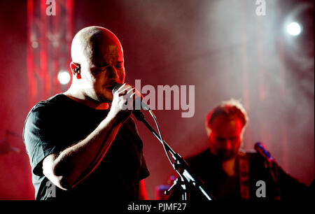 Musicien flamand Flip Kowlier au Radio 1 Sessies (Belgique, 11/10/2010) Banque D'Images