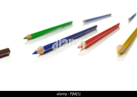 Crayons de couleur disposées en lignes sur blanc 24. Banque D'Images