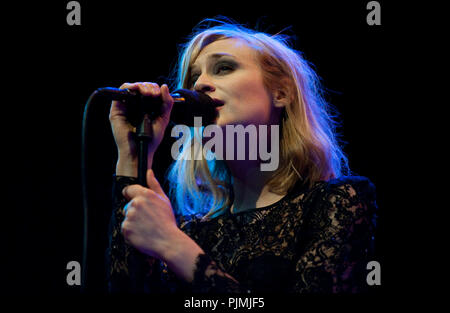 Geike Arnaert effectuant son premier concert solo depuis qu'elle a quitté le groupe Hooverphonic, chantant des chansons de Kurt Weil au prix Gouden Vleugels ceremon Banque D'Images