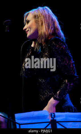 Geike Arnaert effectuant son premier concert solo depuis qu'elle a quitté le groupe Hooverphonic, chantant des chansons de Kurt Weil au prix Gouden Vleugels ceremon Banque D'Images