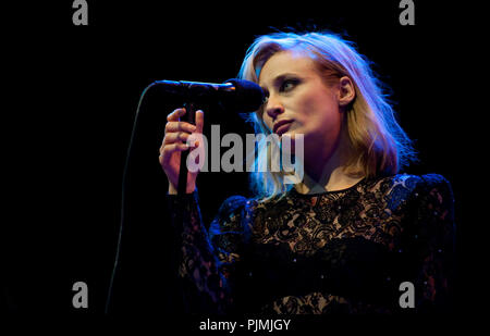 Geike Arnaert effectuant son premier concert solo depuis qu'elle a quitté le groupe Hooverphonic, chantant des chansons de Kurt Weil au prix Gouden Vleugels ceremon Banque D'Images