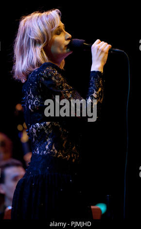 Geike Arnaert effectuant son premier concert solo depuis qu'elle a quitté le groupe Hooverphonic, chantant des chansons de Kurt Weil au prix Gouden Vleugels ceremon Banque D'Images