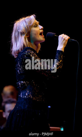 Geike Arnaert effectuant son premier concert solo depuis qu'elle a quitté le groupe Hooverphonic, chantant des chansons de Kurt Weil au prix Gouden Vleugels ceremon Banque D'Images