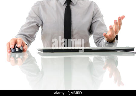 Vue avant du businessman assis à son bureau à l'aide d'un ordinateur de bureau blanc et est visiblement frustré. Plus isolé sur fond blanc. Banque D'Images