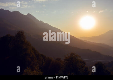 Le téléphérique, téléski au coucher du soleil, les pentes de la station de ski Rosa Khutor, personne, les nuages, les montagnes du Caucase, pic, téléphérique, jeux olympiques 2014, Banque D'Images