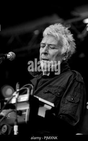 Velvet Underground legend et gallois musicien, compositeur, chanteur-compositeur John Cale en concert à l'Mid-Zomer festival à Louvain (Belgique, 28/07/201 Banque D'Images