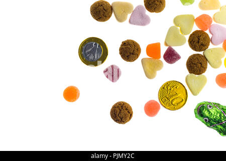 Bonbons assortis pour maison de vacances traditionnel néerlandais Sinterklaas isolé sur fond blanc Banque D'Images