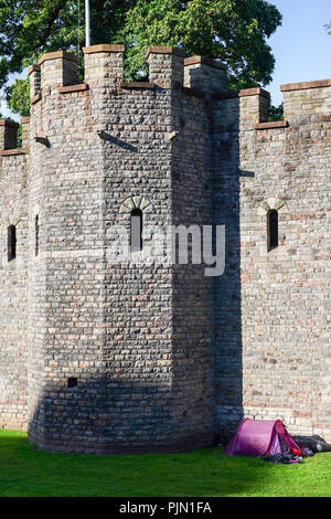 Une tente près du château de Cardiff, dans le sud du Pays de Galles. Date de la photo : Vendredi 7 septembre 2018. Photo : Roger Garfield/Alamy Banque D'Images