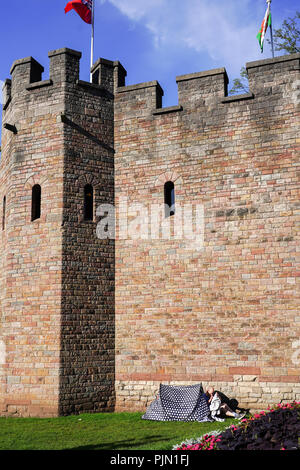 Un homme sort d'une tente près du château de Cardiff, dans le sud du Pays de Galles. Date de la photo : Vendredi 7 septembre 2018. Photo : Roger Garfield/Alamy Banque D'Images