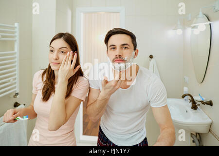 Couple dans la matinée l'hygiène personnelle dans la salle de bains Banque D'Images