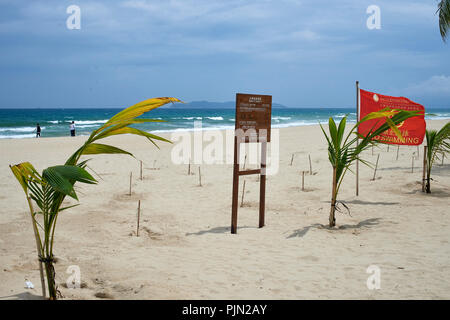 Plage de sable au bord de la mer, Sanya, sur une journée d'été venteuse. "Pas de piscine' visibles drapeaux Banque D'Images