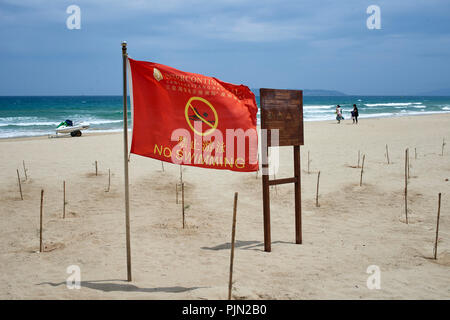 Plage de sable au bord de la mer, Sanya, sur une journée d'été venteuse. "Pas de piscine' visibles drapeaux Banque D'Images