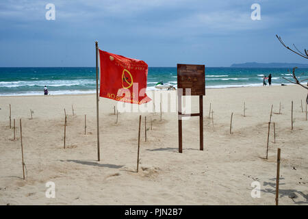 Plage de sable au bord de la mer, Sanya, sur une journée d'été venteuse. "Pas de piscine' visibles drapeaux Banque D'Images