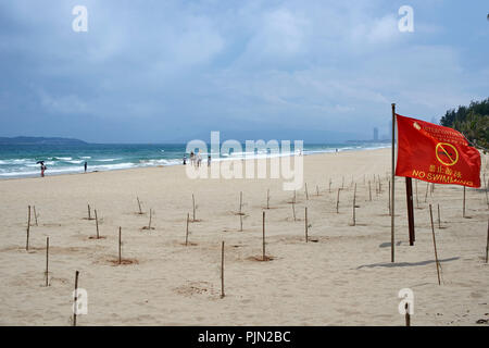 Plage de sable au bord de la mer, Sanya, sur une journée d'été venteuse. "Pas de piscine' visibles drapeaux Banque D'Images