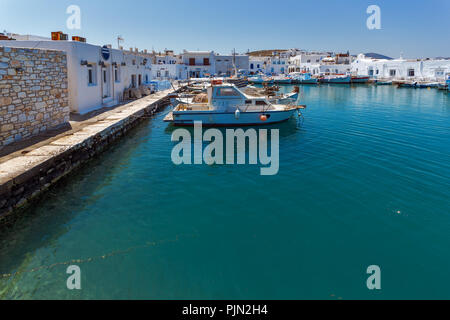 PAROS, GRÈCE - 3 mai 2013 : les bateaux au port de Naoussa, Paros, Cyclades, Grèce Banque D'Images