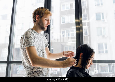 Coiffure la coupe de cheveux d'une belle brunette woman grave Banque D'Images