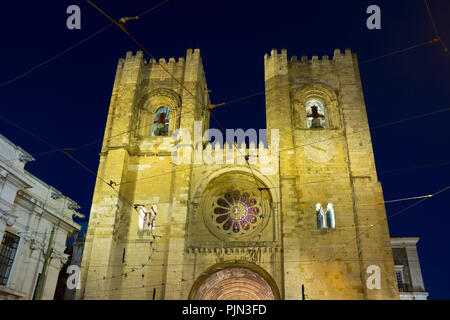 La Cathédrale de Lisbonne, également connu sous le nom de sé de Lisboa, de nuit, à Lisbonne, Portugal Banque D'Images