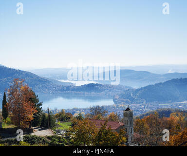 Vue de la colline d'une chapelle sur la colline, Kastoria, ville et banlieue et le lac Orestiada Banque D'Images