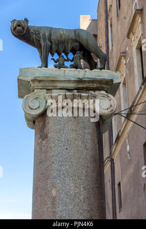 ROME, ITALIE - Le 23 juin 2017 : Statue de loup avec Romulus et Remus sur colline du Capitole en ville de Rome, Italie Banque D'Images