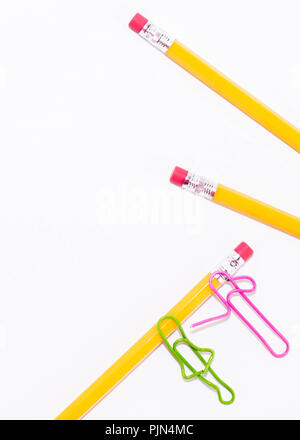 Deux trombones à parler tout en se trouvant sur un sol blanc et un crayon. La vie scolaire miniature et concept retour à l'école avec copie espace blanc backgroun Banque D'Images