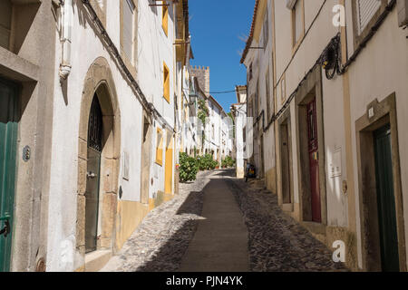 L'étroit Rua Santa Maria de Cima, bordée de maisons blanches, dans le quartier juif de Castelo de Vide, de l'Alentejo, Portugal Banque D'Images