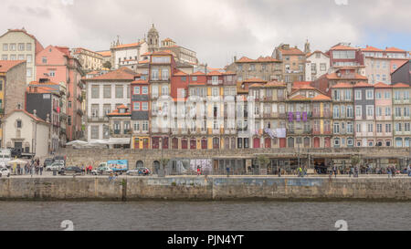 Porto est la deuxième plus grande ville du Portugal après Lisbonne et l'une des principales zones urbaines de la Péninsule Ibérique. Banque D'Images