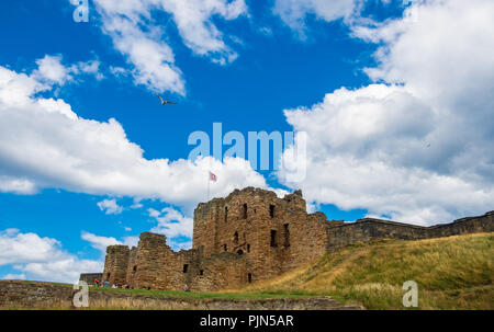 Tynemouth, Angleterre - 2 août 2018 : ruines de la Cité Médiévale et le château Prieuré de Tynemouth, une attraction touristique populaire. Banque D'Images