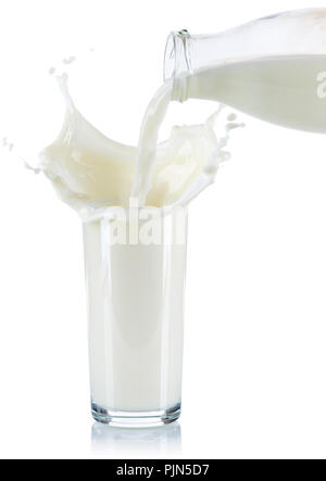 Verser le lait aux éclaboussures splash pour la bouteille en verre isolé sur fond blanc Banque D'Images