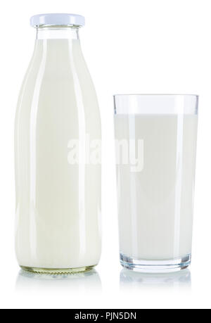 Verre de lait et une bouteille isolé sur fond blanc Banque D'Images