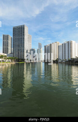 Les bâtiments de la ville de Miami et de Brickell Key et leurs reflets dans l'eau tranquille de la baie de Biscayne comme vu du pont de Brickell Key. Banque D'Images