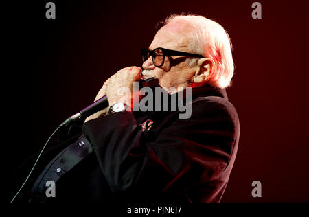 Toots Thielemans à l'Haïti Lavi 12-12 concert bénéfice au Bozar, Bruxelles (Belgique, 15/02/2010) Banque D'Images