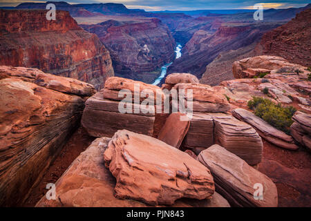 Grand Canyon de Toroweap Point. Le Grand Canyon est un canyon aux flancs abrupts sculptés par le fleuve Colorado dans l'état de l'Arizona. Banque D'Images