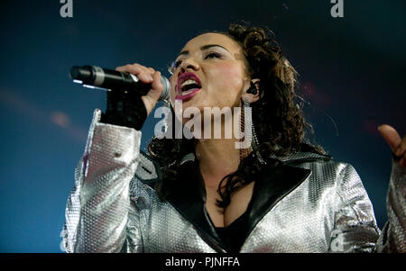 Ray & Anita, anciennement 2 Unlimited, effectuant leur première réunion les concerts en 13 ans à l'I love the 90's party à Hasselt (Belgique, 12/04/2009) Banque D'Images