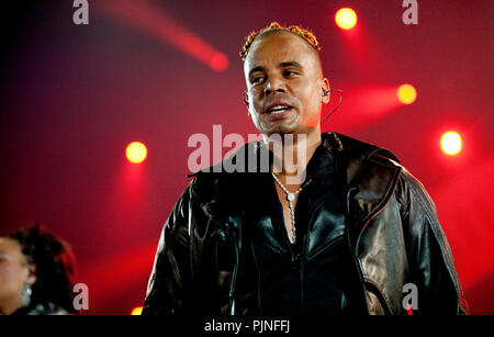 Ray & Anita, anciennement 2 Unlimited, effectuant leur première réunion les concerts en 13 ans à l'I love the 90's party à Hasselt (Belgique, 12/04/2009) Banque D'Images