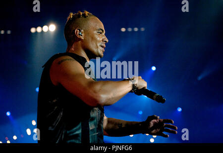 Ray & Anita, anciennement 2 Unlimited, effectuant leur première réunion les concerts en 13 ans à l'I love the 90's party à Hasselt (Belgique, 12/04/2009) Banque D'Images