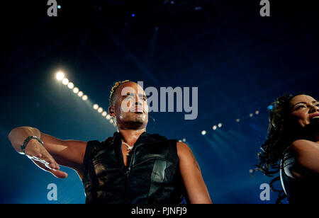 Ray & Anita, anciennement 2 Unlimited, effectuant leur première réunion les concerts en 13 ans à l'I love the 90's party à Hasselt (Belgique, 12/04/2009) Banque D'Images