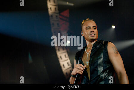 Ray & Anita, anciennement 2 Unlimited, effectuant leur première réunion les concerts en 13 ans à l'I love the 90's party à Hasselt (Belgique, 12/04/2009) Banque D'Images