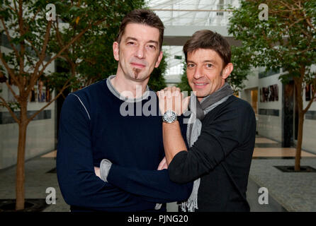 Kris Wauters et Koen Wauters lors de la présentation de la comédie musicale "domino" et Idool 2011 programme de télévision (Belgique, 27/01/2011) Banque D'Images