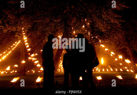 Ouverture de la Brugge Centraal culture festival avec l'installation de feu de la Compagnie Carabosse feu français dans le Minnewaterpark dans Bru Banque D'Images