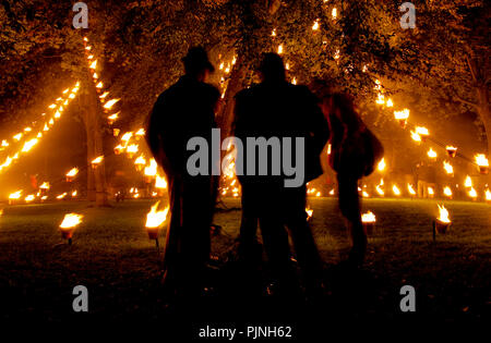 Ouverture de la Brugge Centraal culture festival avec l'installation de feu de la Compagnie Carabosse feu français dans le Minnewaterpark dans Bru Banque D'Images