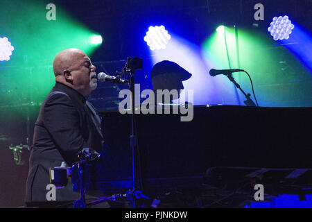 Chicago, Illinois, USA. Sep 7, 2018. Le légendaire piano man Billy Joel effectuée à Wrigley Field à Chicago le 7 septembre. Il a introduit son tour à Wrigley Field pour un temps record cinquième, chaque année une foule favori. Le stade était rempli à pleine capacité. Il a été signalé qu'il a vendu 165 000 au cours des quatre concerts, plus que tout autre artiste qui a amusé au stade de baseball. Credit : Karen I. Hirsch/ZUMA/Alamy Fil Live News Crédit : ZUMA Press, Inc./Alamy Live News Banque D'Images