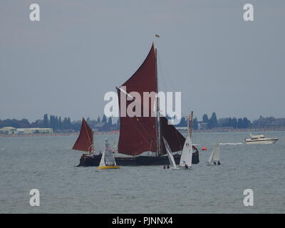 Sheerness, Kent, UK. Sep 8, 2018. Météo France : l'image de Sheerness, Kent. Une barge de la Tamise depuis voiles concurrents prenant part à des courses à venir de la pratique court du 60e demain autour de l'île de Sheppey Course. La course est organisée par l'île de Sheppey Sailing Club et est ouvert aux dériveurs, catamarans et planches à voile. Autour de 100 bateaux sont attendus à la 40-Mile dans le sens des aiguilles d'une circumnavigation de l'île. Credit : James Bell/Alamy Live News Banque D'Images