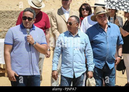 Saqqara, Egypte. Le 8 septembre 2018. Ministère égyptien des antiquités Khaled El-Enany (L) parle aux médias après la tombe de openining Mehu, pour les touristes à Saqqara, Giza, Egypte, 08 septembre 2018. La tombe de Mehu, inaugurée au public pour la première fois depuis sa découverte en 1940, est considérée comme la plus belle des tombes dans Saqqara. Photo : Mohamed el Raai/dpa dpa : Crédit photo alliance/Alamy Live News Banque D'Images