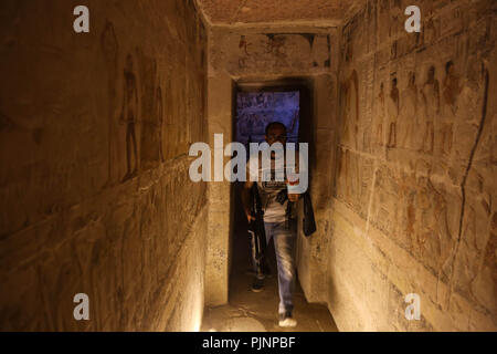 Saqqara, Egypte. Le 8 septembre 2018. Un homme marche à l'intérieur de l'une des chambres du tombeau de Mehu, après qu'il a été ouvert pour le public à Saqqara, Giza, Egypte, 08 septembre 2018. La tombe de Mehu, inaugurée au public pour la première fois depuis sa découverte en 1940. Photo : Mohamed el Raai/dpa. Dpa : Crédit photo alliance/Alamy Live News Banque D'Images